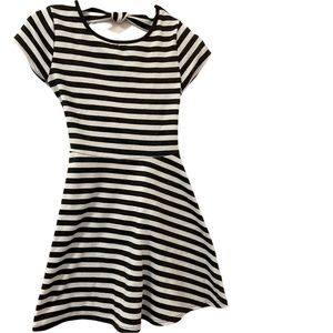 Rolla Coster girls Dress w 2 back bows. Size: 8